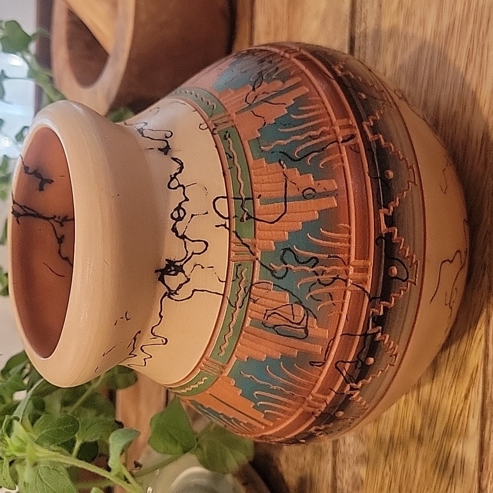 Small Signed Navajo Horsehair Etched Sgraffito vase pot - Picture 3 of 9